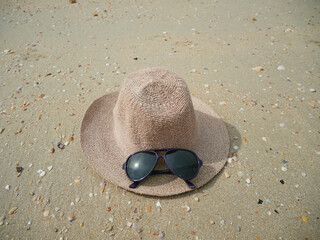 Fototapeta na wymiar Sun hat and sun glasses