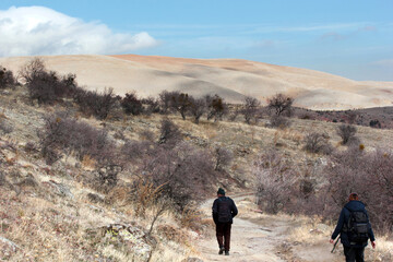 Obraz premium man and woman walking in nature