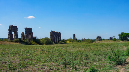 青空広がるローマ水道橋公園（アックエドッティ公園の古代ローマ水道橋遺跡）