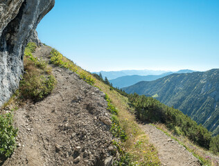 Fototapeta na wymiar adventurous hiking path up to Barenkopf mountain, austria