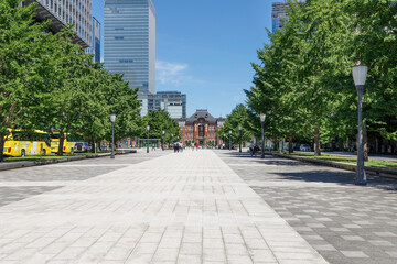 青空を背景に皇居側から行幸通りを通して東京駅側を見る