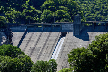 7月半ば（夏）、片桐ダムの堤体・常用洪水吐のアップ 長野県 松川町