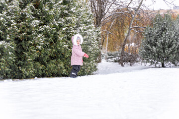 child walks in the park in winter.