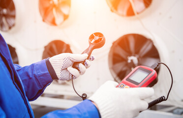 Testing with an anemometer of an axial fan of the condensing unit