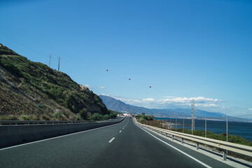 Tomas desde coche por carreteras de andalucia con nubes esponjosas y tuneles de paso