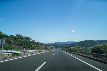 Tomas desde coche por carreteras de andalucia con nubes esponjosas y tuneles de paso