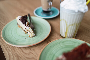 Pasteles, cafes y batido en una mesa de madera