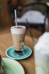 Pasteles, cafes y batido en una mesa de madera