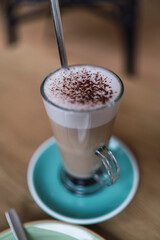 Pasteles, cafes y batido en una mesa de madera