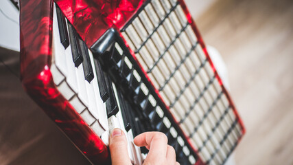 playing accordeon