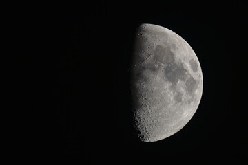 月　2021年07月18日　月齢8.39　19時42分
大気の状態がとても良いです