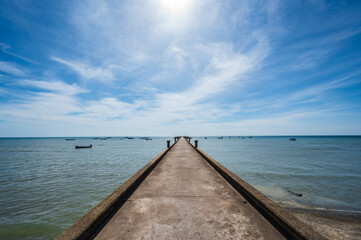 Obraz premium Fish Bridge with endless horizon at chanthaburi thailand.