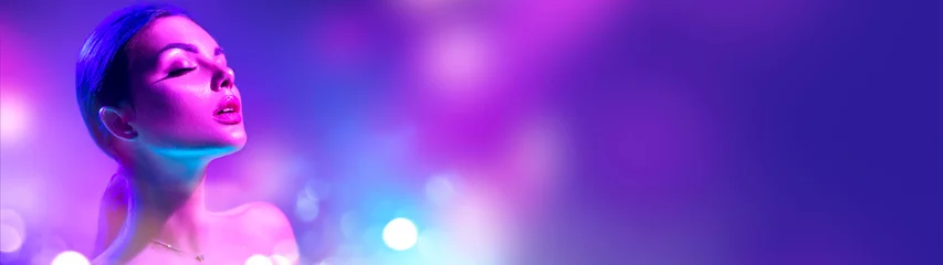 Foto op Aluminium High Fashion model vrouw in kleurrijke felle neonlichten poseren in studio. Portret van mooi meisje in UV. Art design kleurrijke make-up. Op kleurrijke levendige gloeiende achtergrond, kunstontwerp. © Subbotina Anna