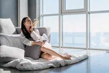 Obraz na płótnie Canvas Woman enjoying happy morning while sitting on floor