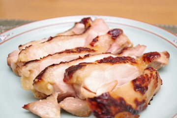 味噌漬けにした鳥もも肉のソテー