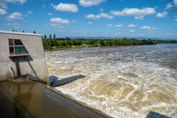 Staustufe Straubing an der Donau bei Hochwasser
