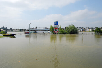 Hochwasser am Rhein bei Vallendar in Rheinland-Pfalz mit Überschwemmung von Uferpromenade und...