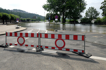 Absperrung und Verkehrsschild Verbot der Durchfahrt bei beginnendem Hochwasser auf Parkplatz am...