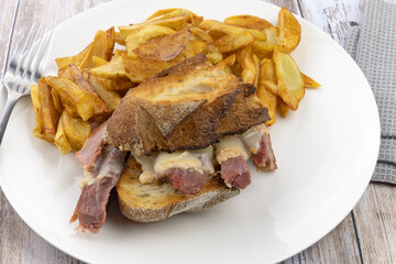 sandwich au jambon et fromage et frites