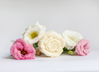 Obraz na płótnie Canvas Handmade bath soap with flowers on a white background