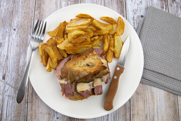 sandwich au jambon et fromage et frites