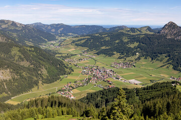 Fototapeta premium Der Ort Tannheim in Tirol, Österreich