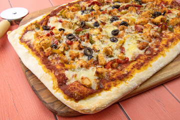 pizza rectangulaire au poulet et poivrons grillés