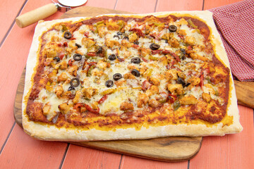 pizza rectangulaire au poulet et poivrons grillés