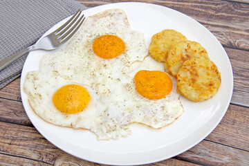 oeuf au plat et rösti dans une assiette
