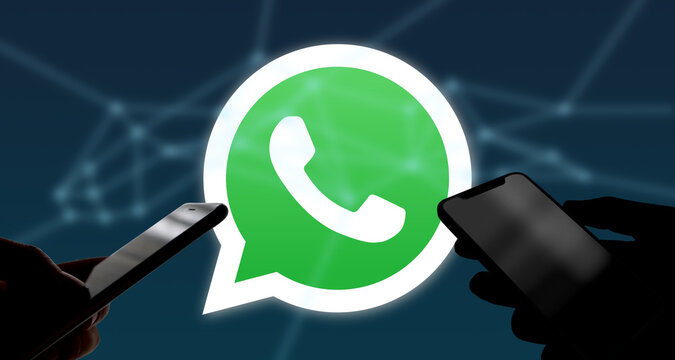 Personen mit Smartphones in der Hand, im Hintergrund das WhatsApp Logo, Chat