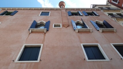 Ombra di un abitazione su un caffè veneziano