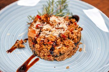 Leckeres vegetarisches Risotto auf einem Teller angerichtet