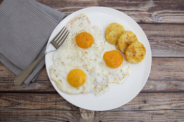 oeuf au plat et rösti dans une assiette