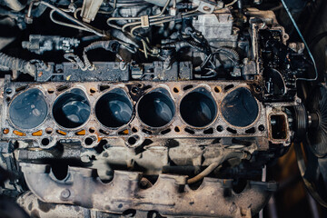 repair of the head of the engine block of an in-line diesel engine, opening the combustion chamber.