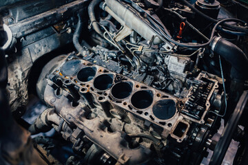 repair of the head of the engine block of an in-line diesel engine, opening the combustion chamber.