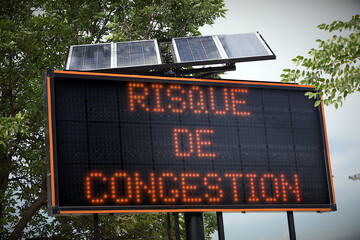 Obraz premium traffic congestion road jam led display quebec french risque de congestion