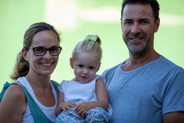 Familia feliz en el parque