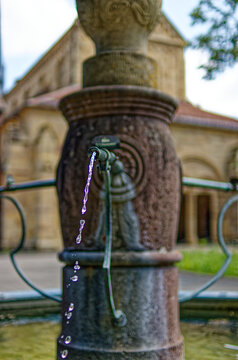 Historischer Brunnen mit Wasserfontäne