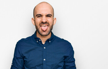 Obraz premium Young hispanic man wearing casual clothes sticking tongue out happy with funny expression. emotion concept.