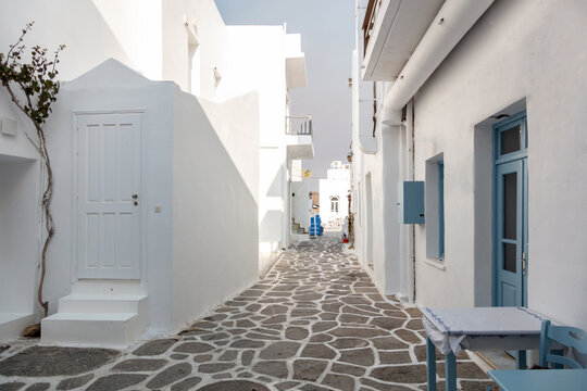 Fototapeta Paros island, Greece. Whitewashed buildings, narrow cobblestone streets