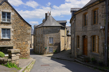 Fototapeta na wymiar Entre les vieilles maisons en pierres dans la rue de l'Union à Moncontour (22510), département des Côtes-d'Armor en région Bretagne, France