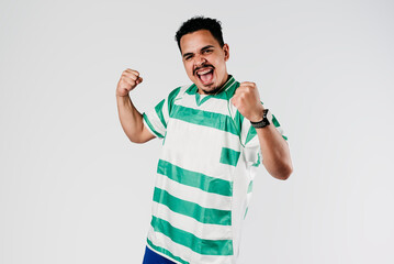 Fan vibrating with striped shirt in white and green