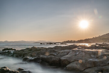 coucher de soleil sur  les rochers en bord de mer sur la Côte d'Azur