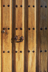 Obraz premium Puerta antigua de madera con herrajes oxidados