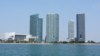 Fototapeta na wymiar several buildings along the bay