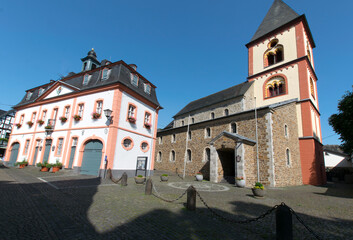 Fototapeta na wymiar Unterer Mittelrhein, Erpel, Rathaus und Kirche