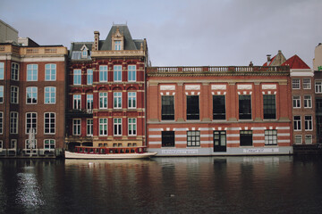 Obraz na płótnie Canvas City canal houses in Amsterdam