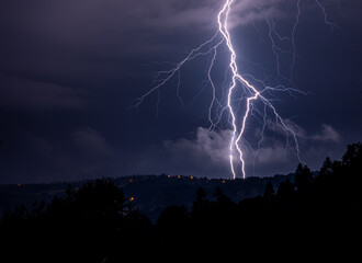 Piorun lightning na nocnym niebie - obrazy, fototapety, plakaty