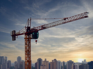 Guindaste de construção no meio da cidade de São Paulo