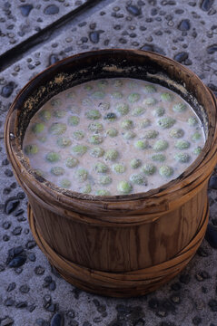 日本の伝統食品、若胡桃の味噌漬、糠であアク抜き中の胡桃